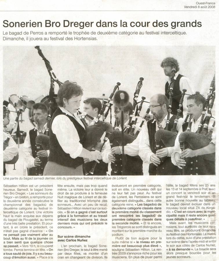 Le Bagad Sonerien Bro Dreger dans la cours des grands
